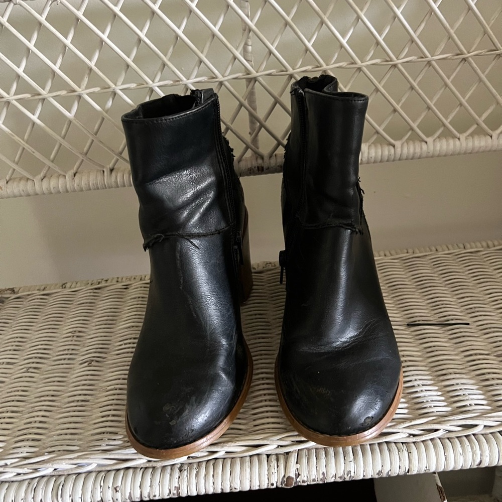 Women’s 8.5 black booties